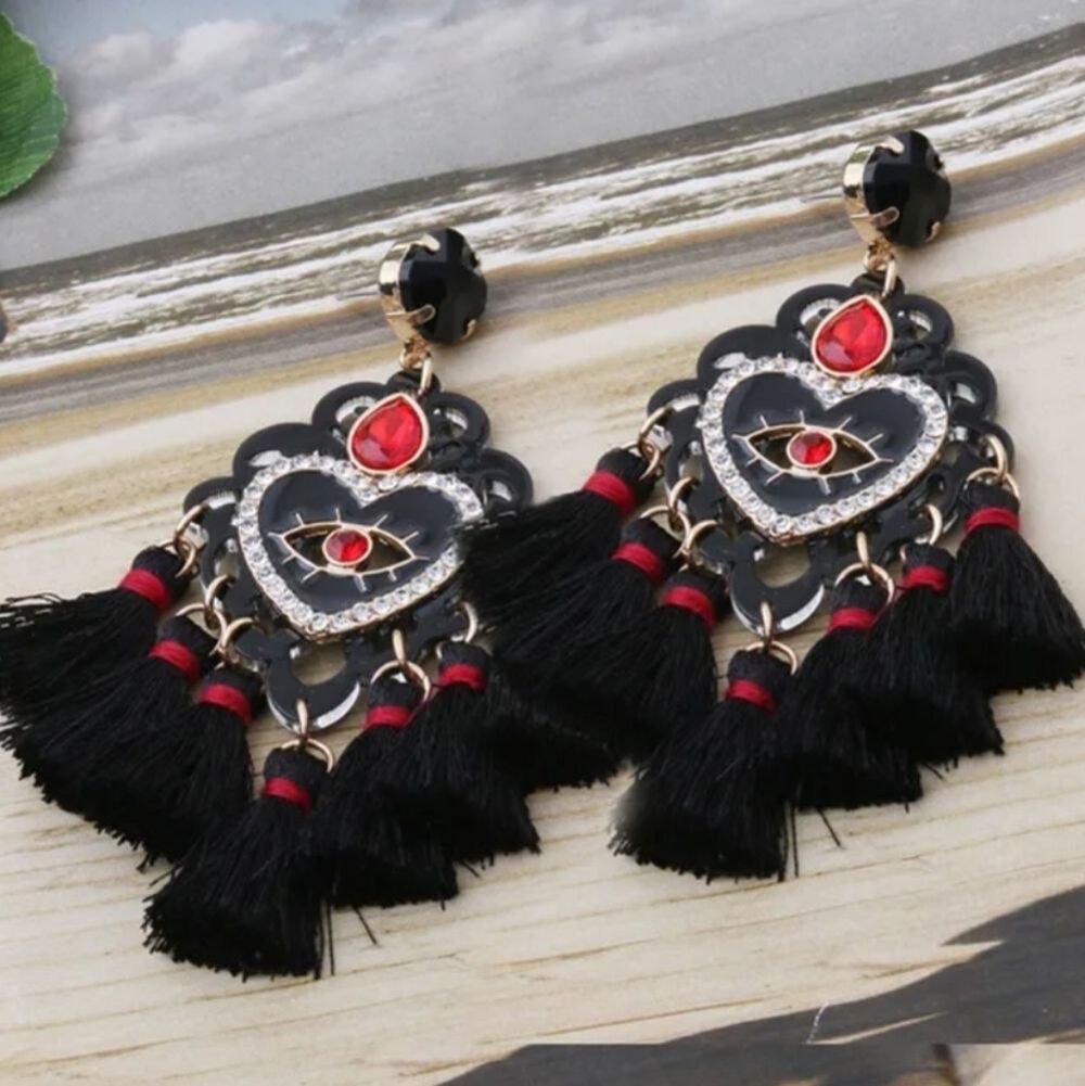 NWOT Rhinestone Eyeball Heart Earrings